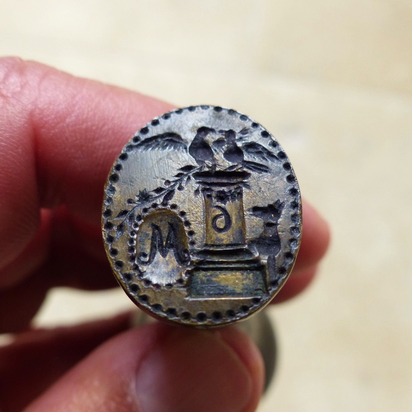 SUPERB ANTIQUE 18th / 19th CENTURY WAX SEAL STAMP w. DOG & BIRDS ( mourning ? )