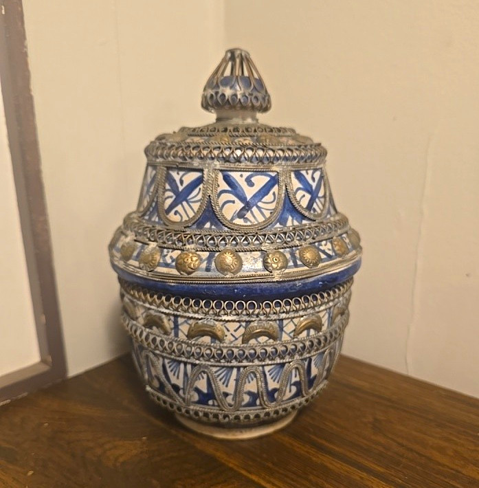 Vintage Moroccan Fez Pottery Jar w/ Metal Filigree Lid Blue White Jobbana Vintage Moroccan Fez Pottery Jar w/ Metal Filigree Lid Blue White Jobbana