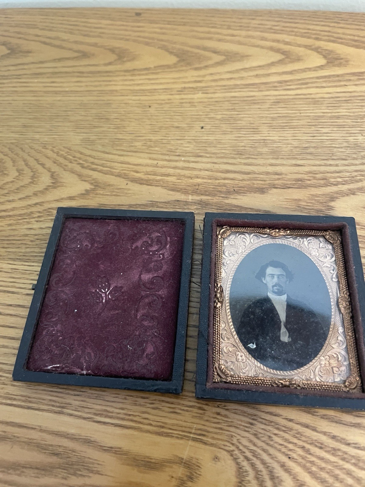 Antique Daguerreotype or Ambrotype  Tin Type Photo Man with Gotee Separated Case