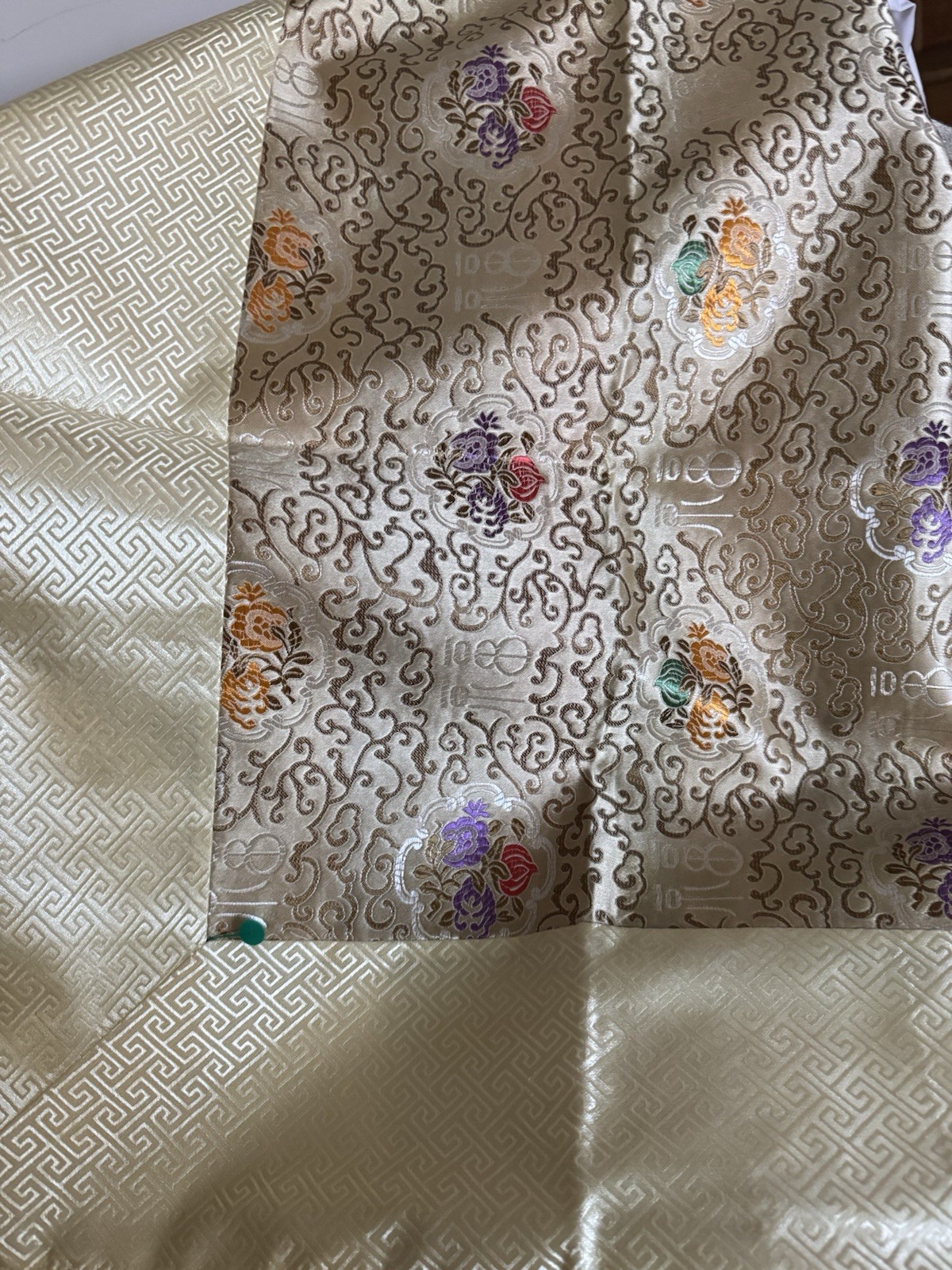 19th-20th Century Chinese Lined Silk Fabric With 4 Tassels Excellent 56” X 76” 19th-20th Century Chinese Lined Silk Fabric With 4 Tassels Excellent 56” X 76”