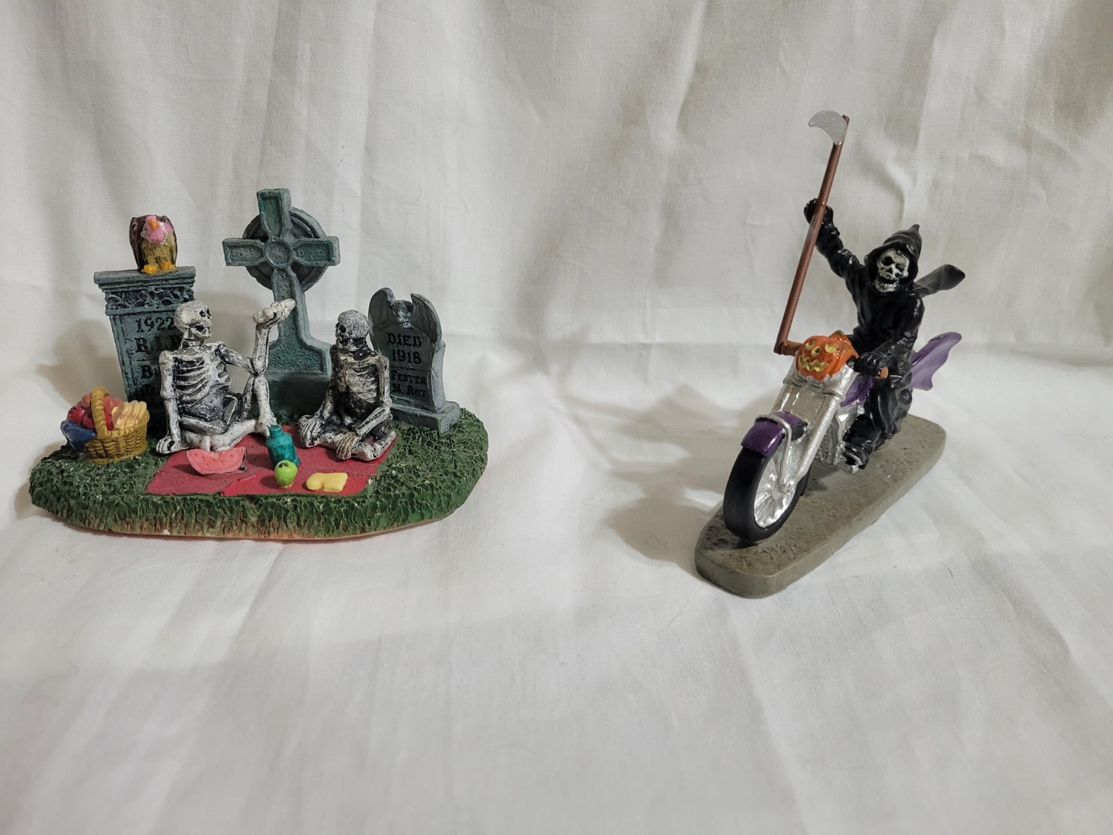 2 Lemax Spooky Town Resin Figurines Grim Rider/Graveyard Picnic 2016-17 2 Lemax Spooky Town Resin Figurines Grim Rider/Graveyard Picnic 2016-17