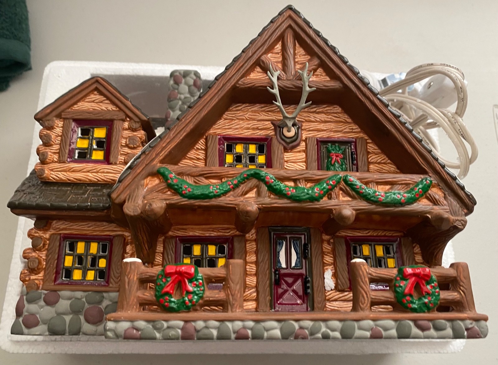 Retired original VTG 1993 Dept 56 "Hunting Lodge" #5445-3 w/light and antlers Retired original VTG 1993 Dept 56 "Hunting Lodge" #5445-3 w/light and antlers