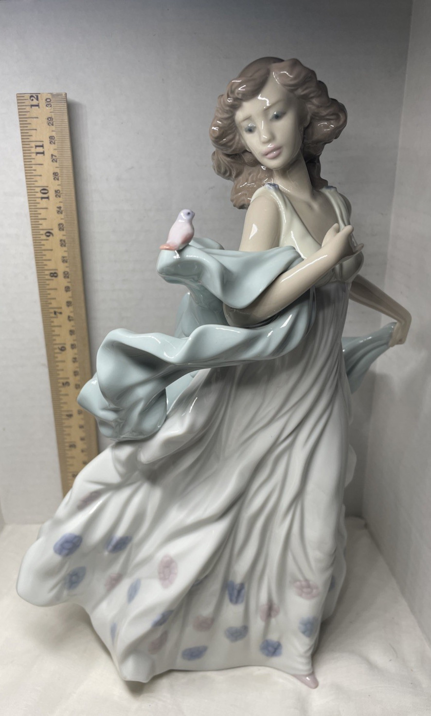 LLADRO "SUMMER SERENADE" PORCELAIN WOMEN FIGURINE #6193 Retired LLADRO "SUMMER SERENADE" PORCELAIN WOMEN FIGURINE #6193 Retired