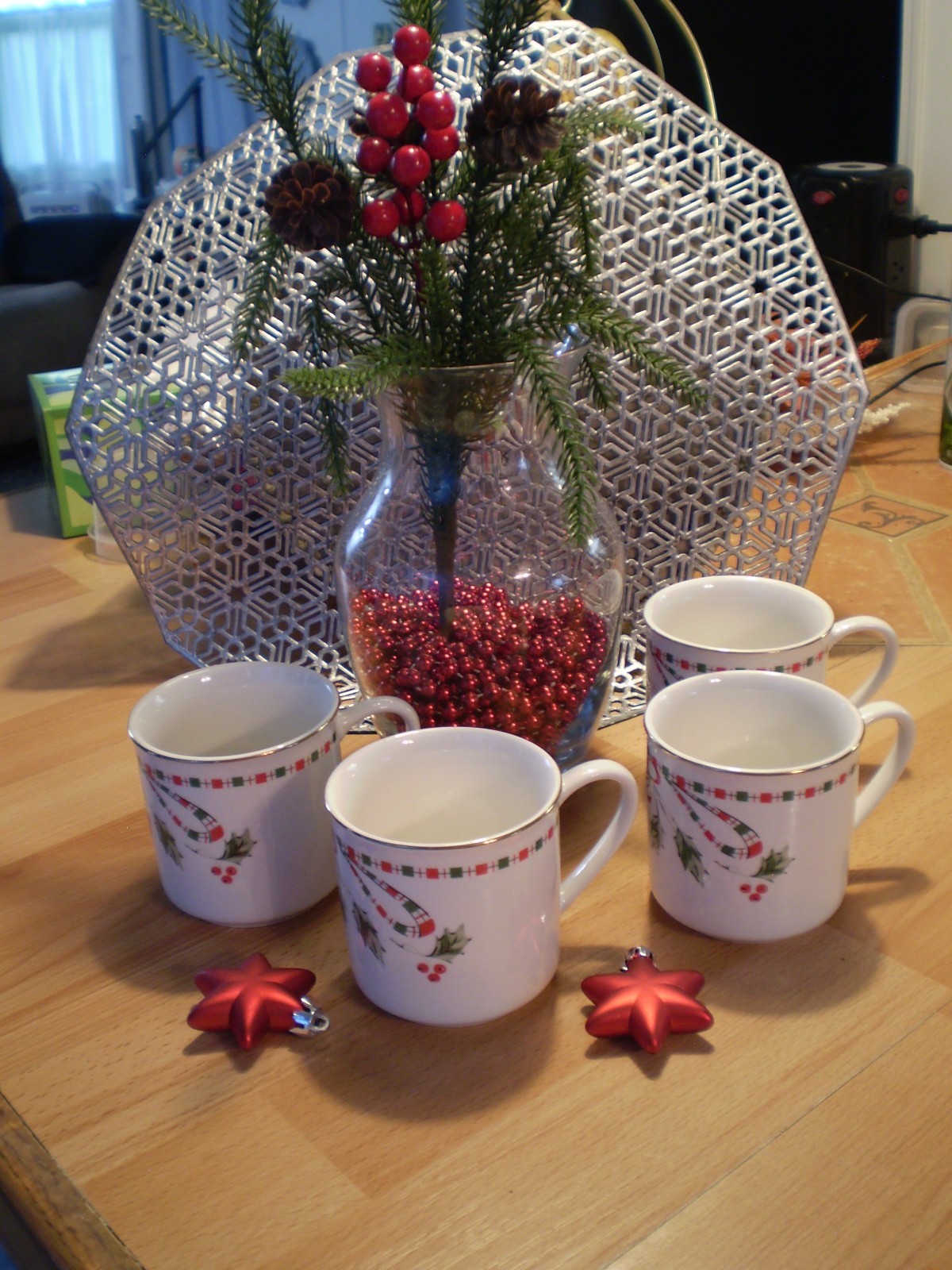 VINTAGE SET OF 4 GIBSON CHRISTMAS HOLLY COFFEE CUPS EXCELLENT VINTAGE SET OF 4 GIBSON CHRISTMAS HOLLY COFFEE CUPS EXCELLENT