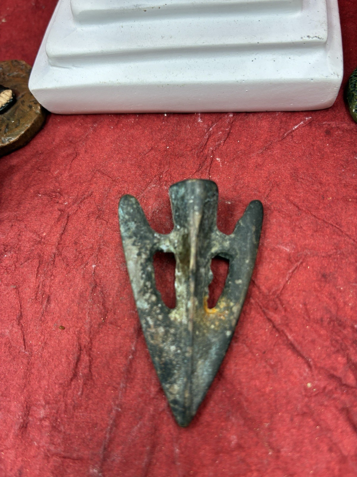 2,000 YR OLD ANCIENT ROMAN BARBED LONG SHOT BRONZE ARROWHEAD 2,000 YR OLD ANCIENT ROMAN BARBED LONG SHOT BRONZE ARROWHEAD