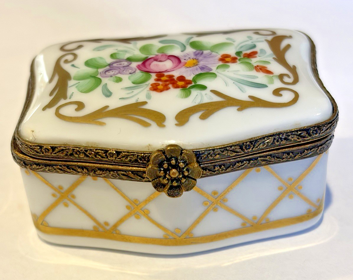 LIMOGES PEINT MAIN Trinket Ring / Jewelry Box-Unique Shape LATICE - Rose Floral LIMOGES PEINT MAIN Trinket Ring / Jewelry Box-Unique Shape LATICE - Rose Floral