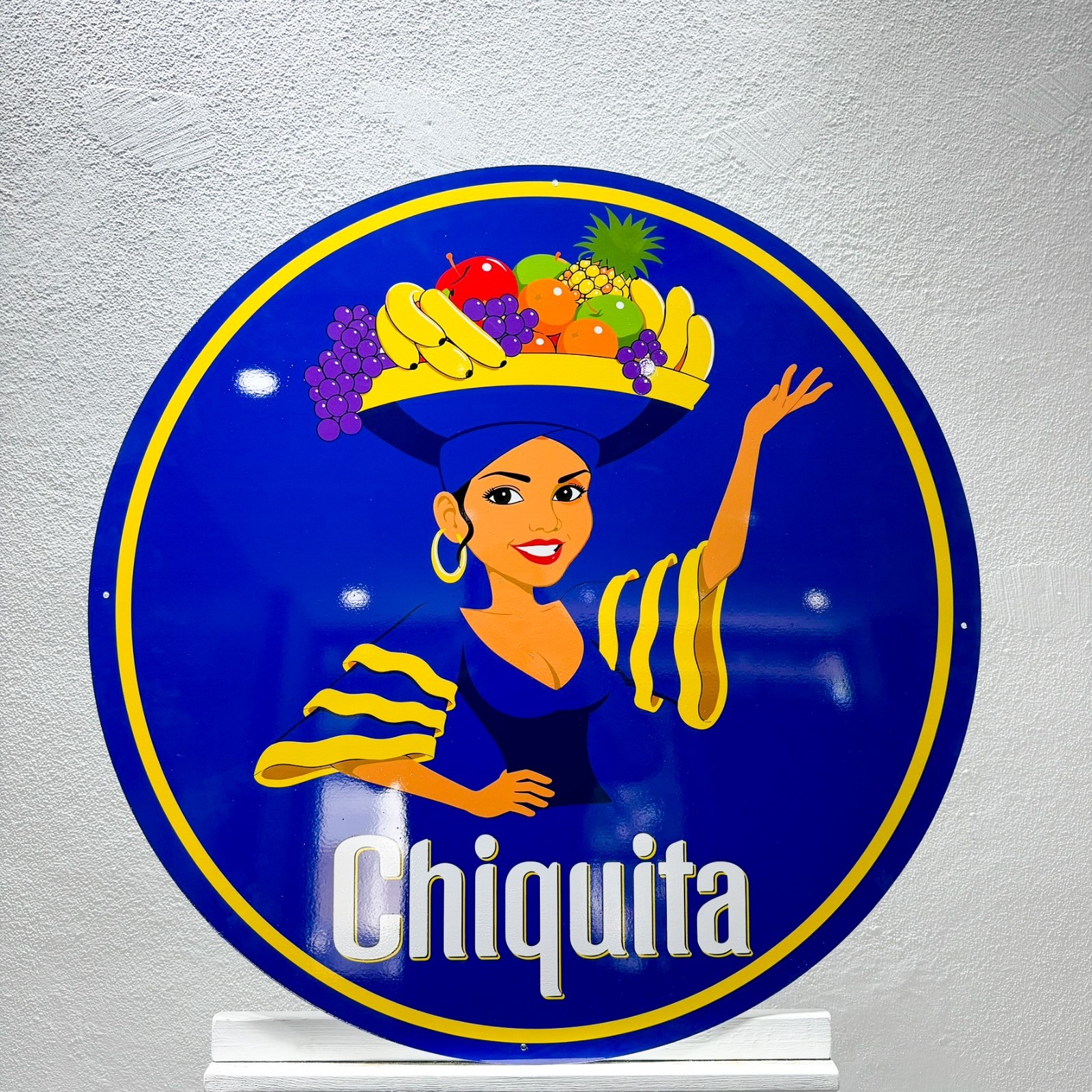 Chiquita Tropical Lady – Fruit Advertising Heavy Metal Sign – 76 cm (29.9”) Chiquita Tropical Lady – Fruit Advertising Heavy Metal Sign – 76 cm (29.9”)