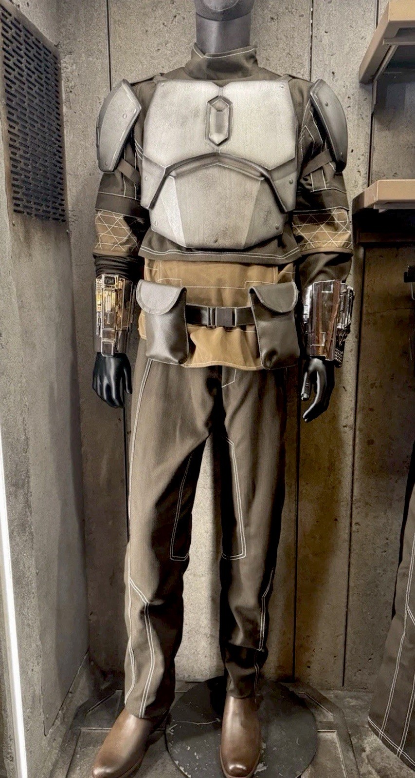 2026 Disney Parks Star Wars Mandalorian FULL SET Armour Gauntlets Flight Suit