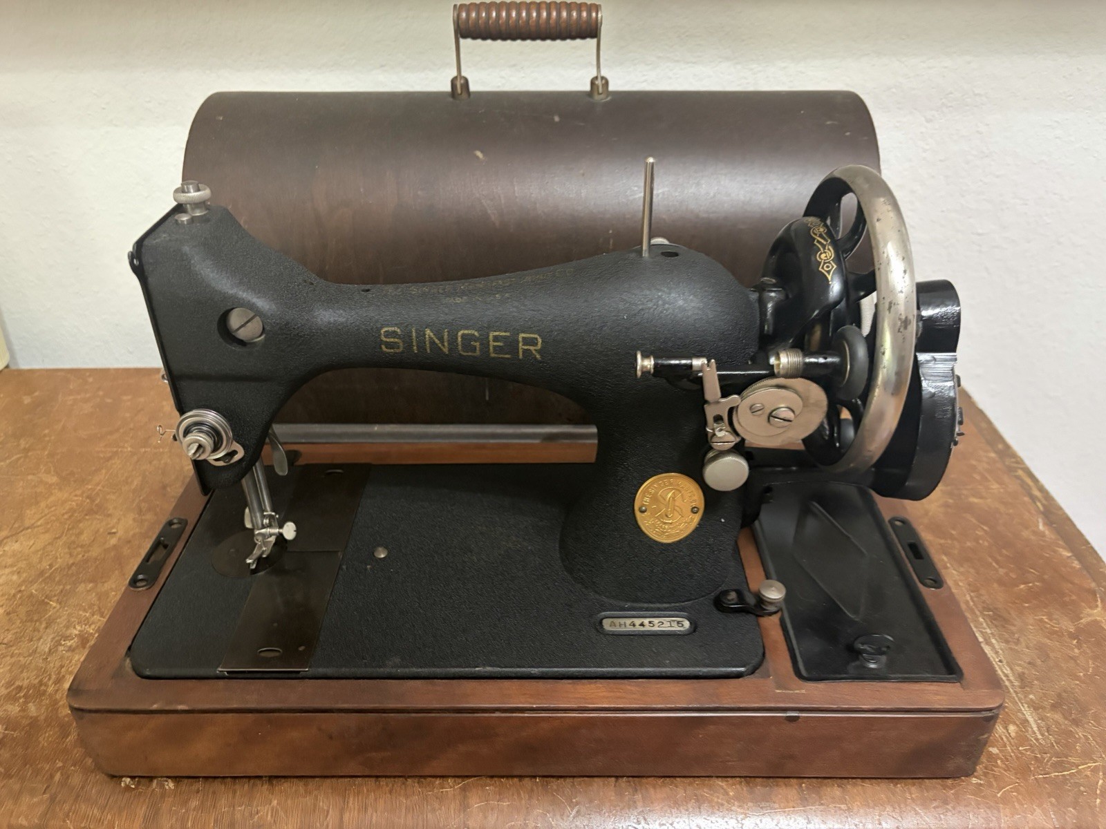 1948 Singer 128 Handcrank Sewing Machine Godzilla Crinkle Finish Blackside