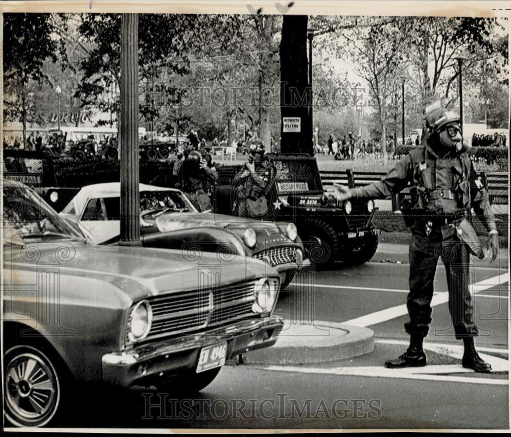 1971 Press Photo Military police with gas mask directs traffic near protesters 1971 Press Photo Military police with gas mask directs traffic near protesters