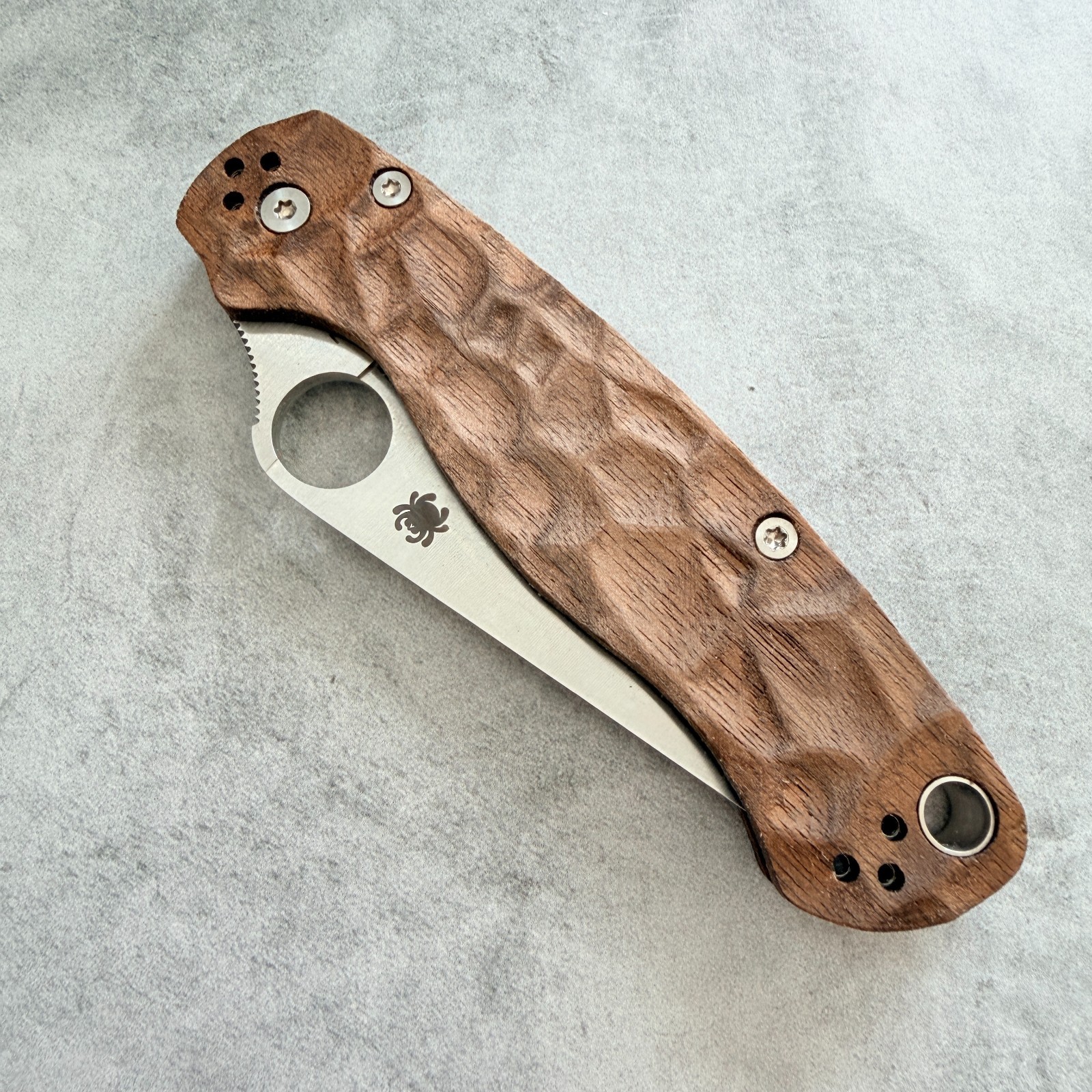 Royalcurl walnut scales for Spyderco Paramilitary 2 Royalcurl walnut scales for Spyderco Paramilitary 2