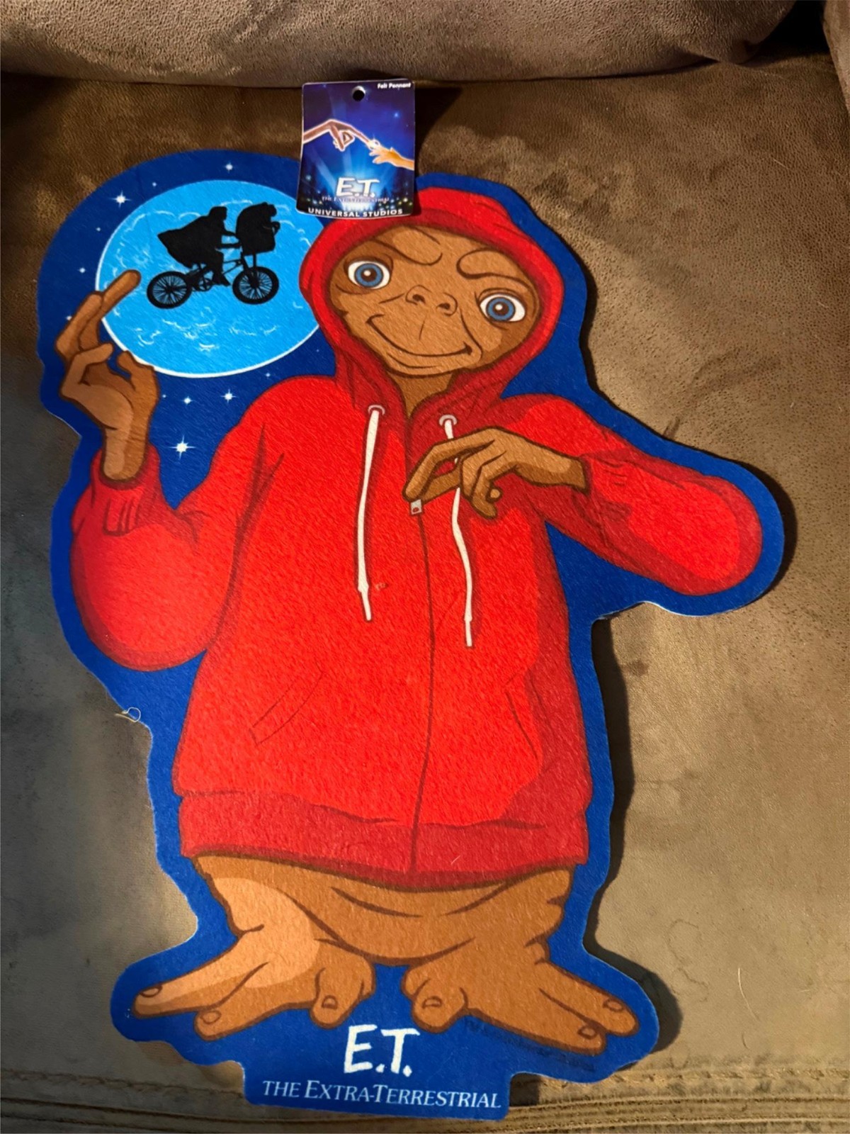 Universal Studios E.T. The Extra-Terrestrial Felt Pennant Shape 18" ET Orlando Universal Studios E.T. The Extra-Terrestrial Felt Pennant Shape 18" ET Orlando