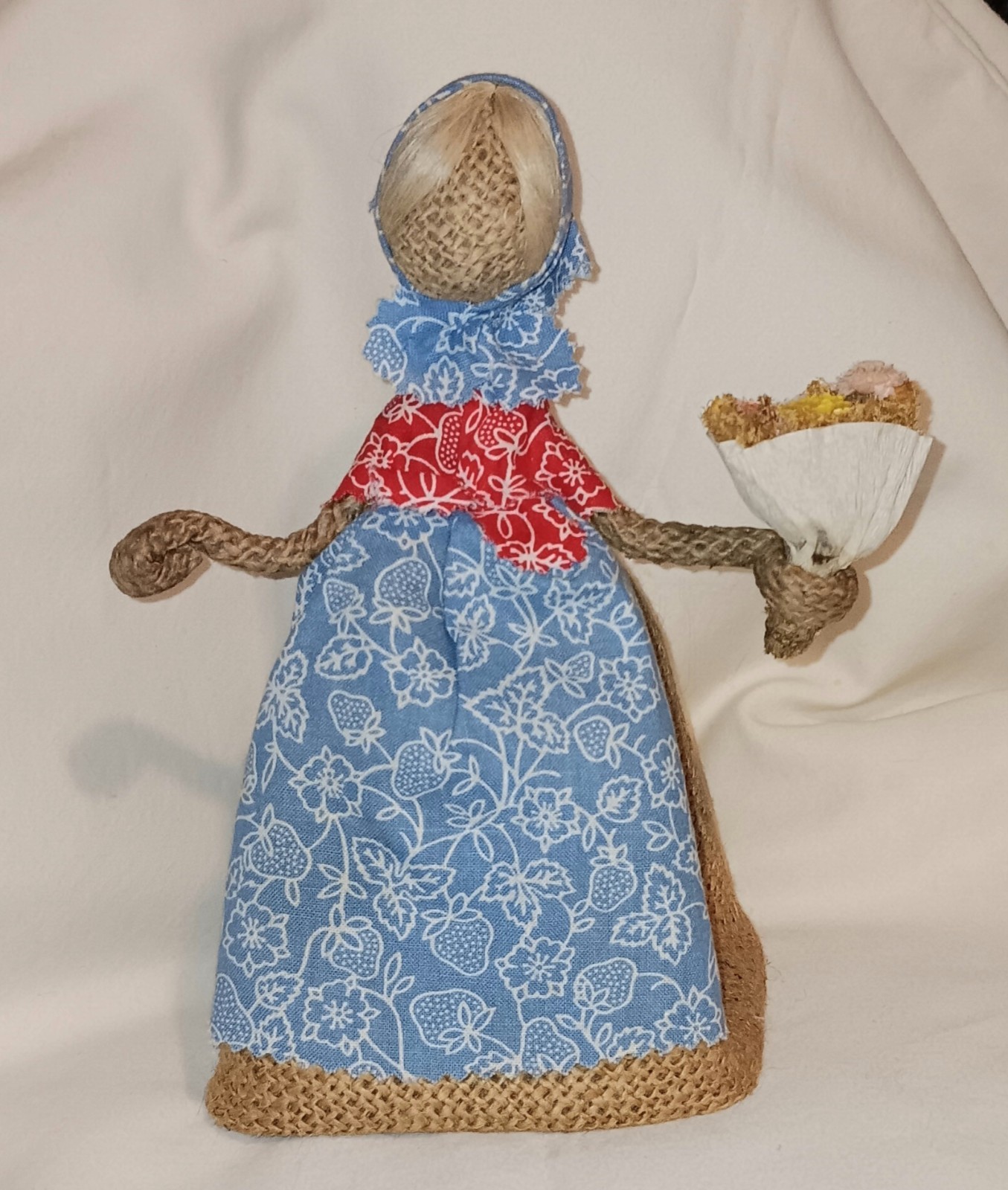 Fransart Vintage Folk Art Rope Doll 8.5" Tall Holding Flowers Fransart Vintage Folk Art Rope Doll 8.5" Tall Holding Flowers