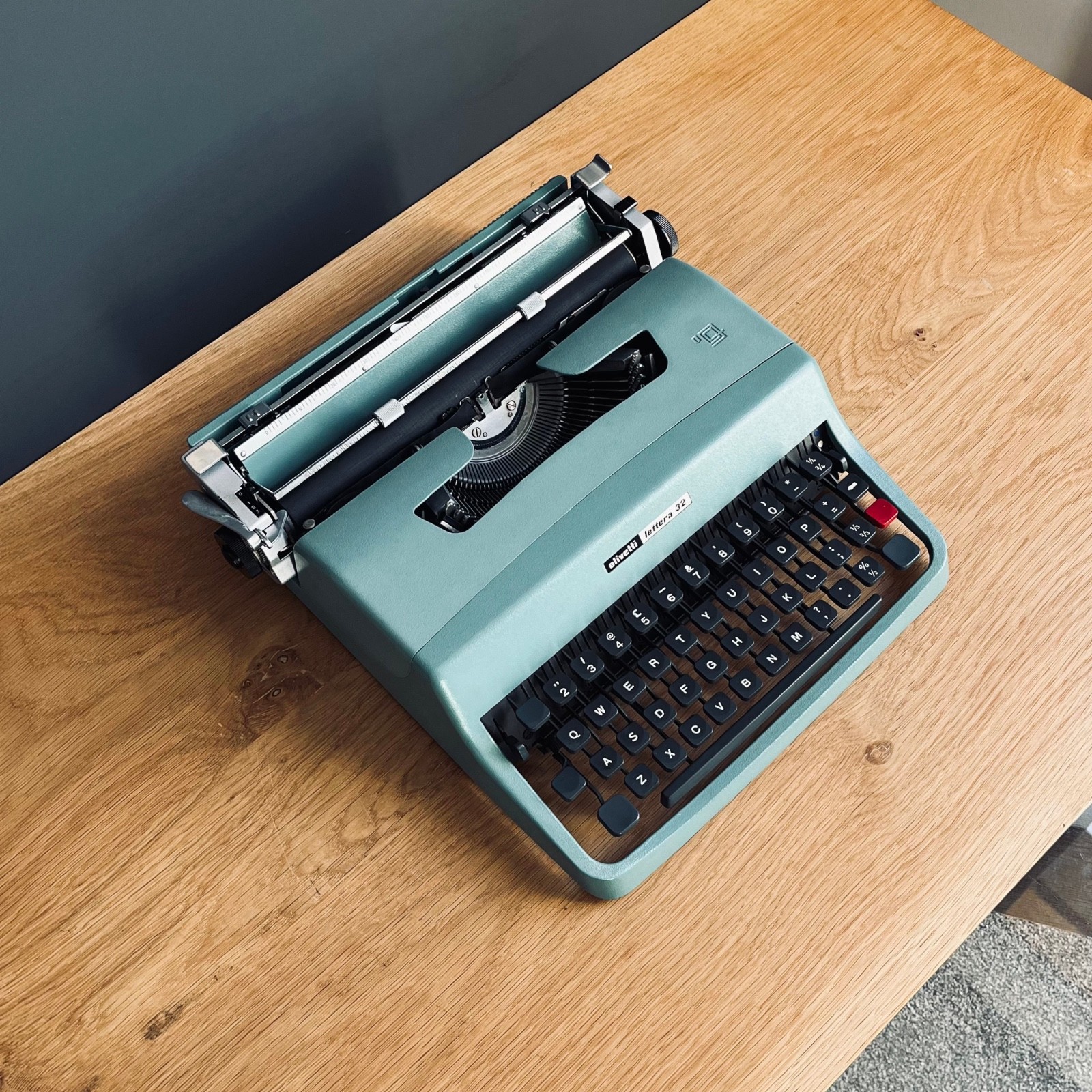 Vintage Italian Olivetti Lettera 32. Functional. Excellent Cond. New ribbon. Vintage Italian Olivetti Lettera 32. Functional. Excellent Cond. New ribbon.