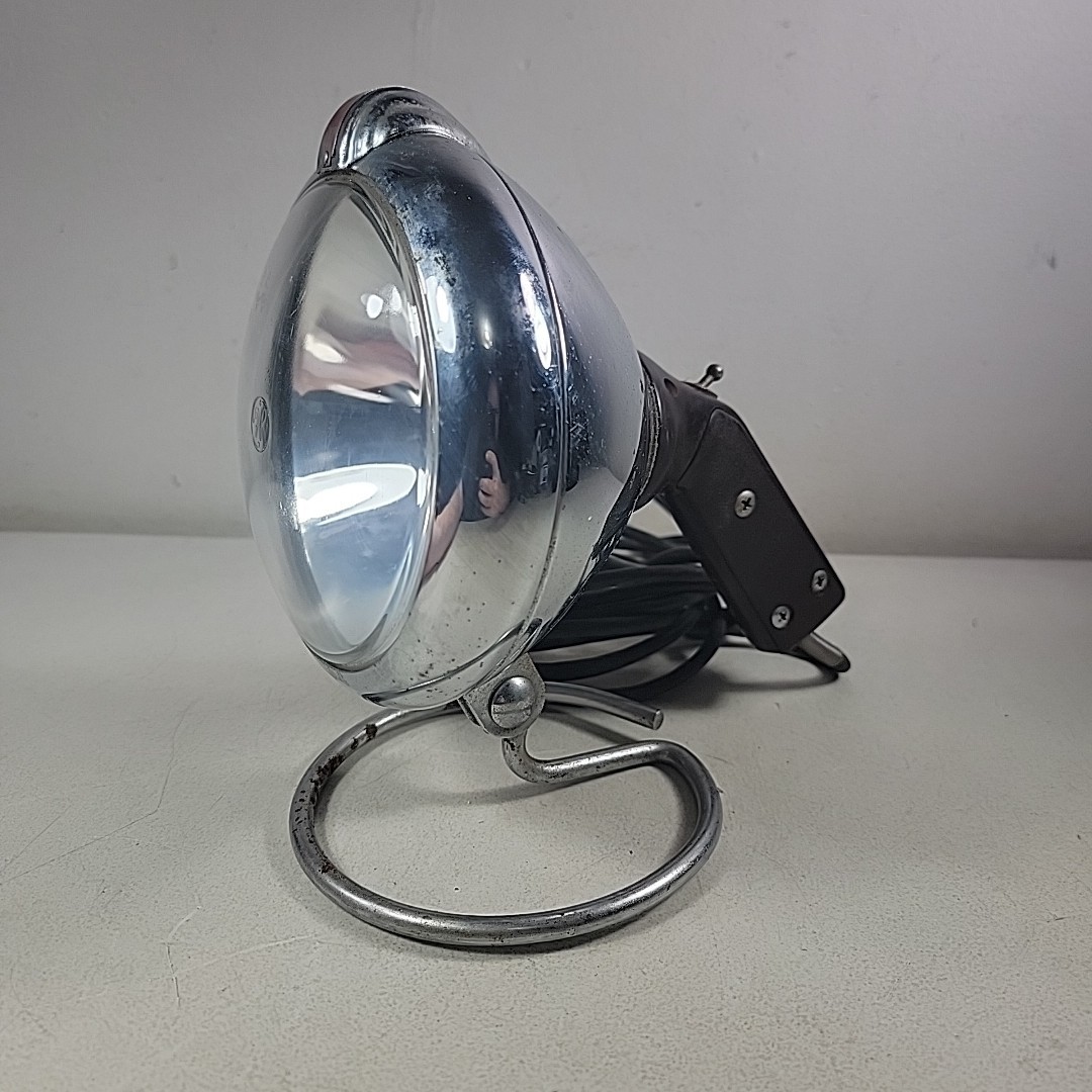 VINTAGE UNITY MFG SPOTLIGHT MODEL-S6 PORTABLE LAMP AC PPOWER CORE (NEEDS BULB)
