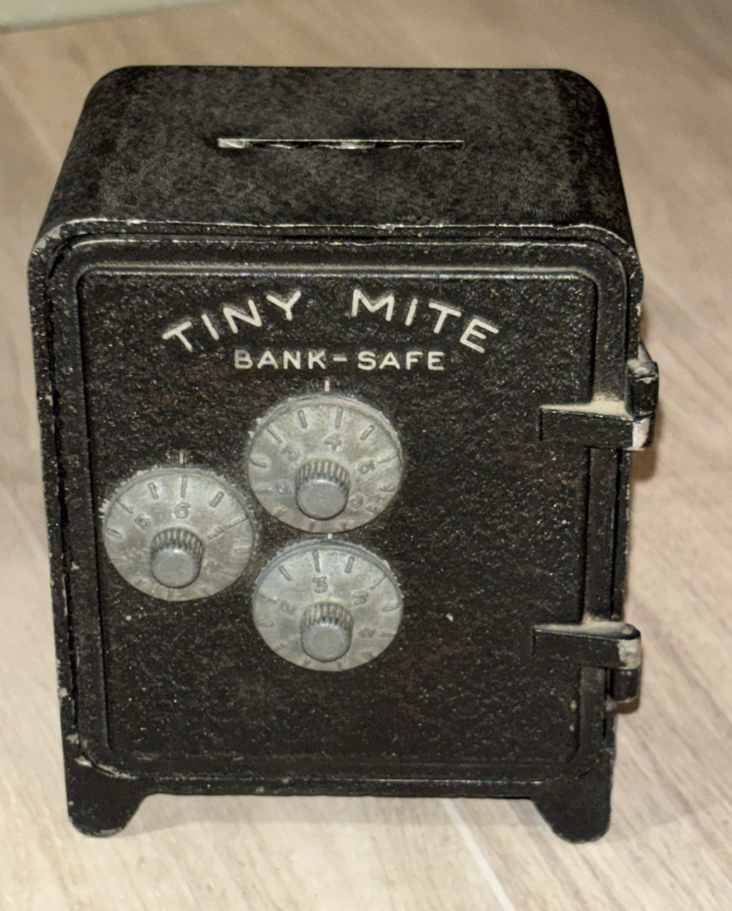 Vintage Tiny Mite Bank-Safe ARROW SPECIALTIES Bullseye - USA 1940's Patent Pendi Vintage Tiny Mite Bank-Safe ARROW SPECIALTIES Bullseye - USA 1940's Patent Pendi