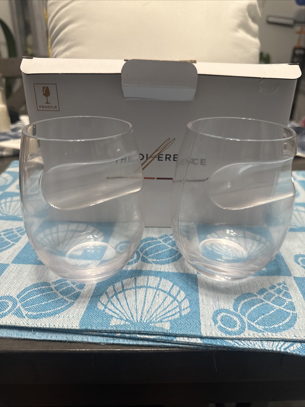 Davidoff Grand Cru The Difference 6oz Wine Glasses w/ Cigar Holder Notch Set/2 Davidoff Grand Cru The Difference 6oz Wine Glasses w/ Cigar Holder Notch Set/2