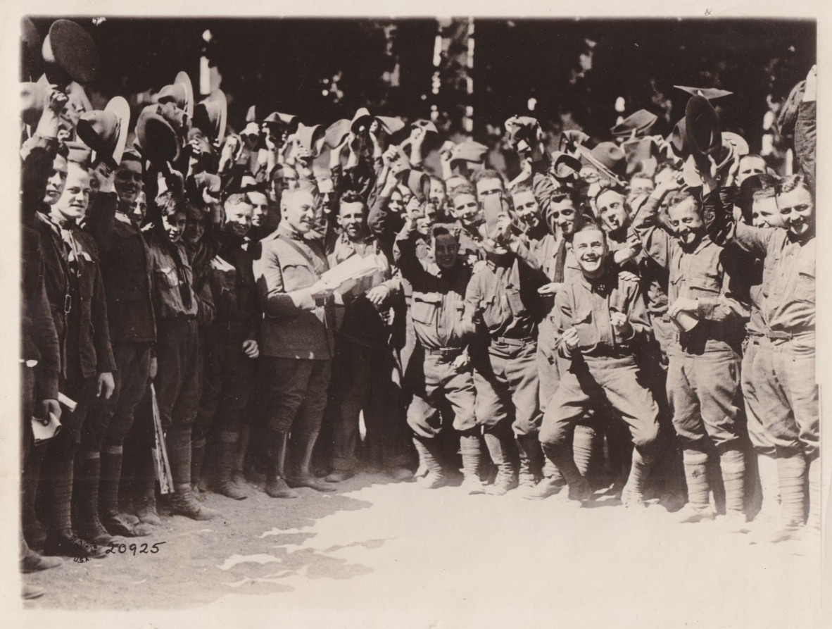 1918 Press Photo Julius Rosenwald Sells War Bonds with American Troops in France 1918 Press Photo Julius Rosenwald Sells War Bonds with American Troops in France