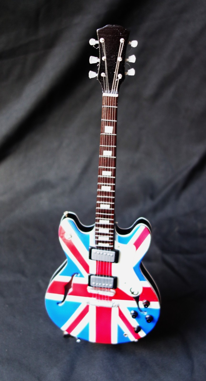 Oasis Union Jack Miniature Guitar 25cm Collectable with Stand – Music Legends Oasis Union Jack Miniature Guitar 25cm Collectable with Stand – Music Legends