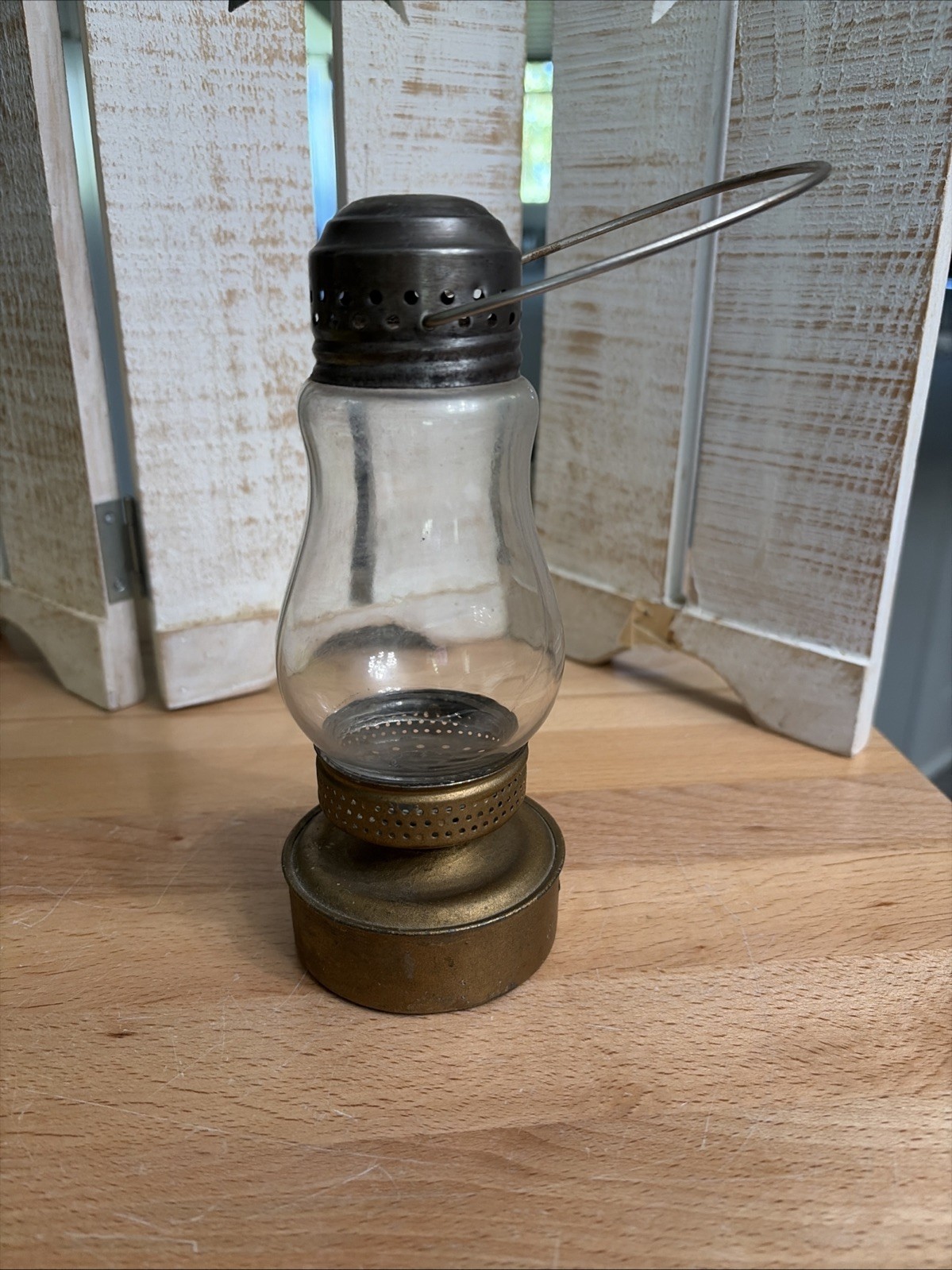 (48A). ANTIQUE SKATING Ice SKATER'S /GLASS LANTERN