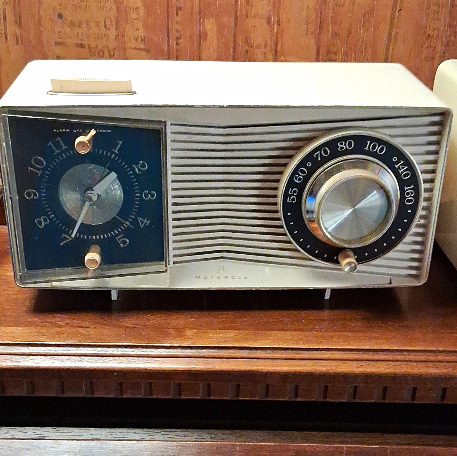 Vintage Mid Century Modern Motorola Radio (Tested) Vintage Mid Century Modern Motorola Radio (Tested)