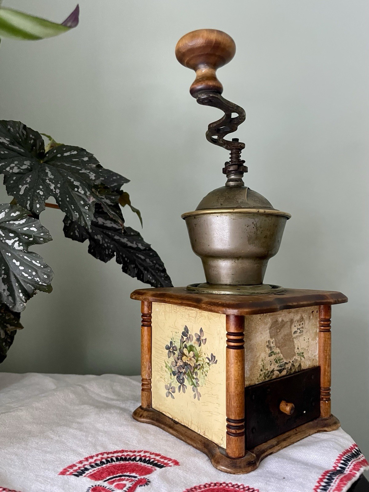 ANTIQUE LEINBROCK'S IDEAL HAND CRANK COFFEE GRINDER WOOD, BRASS. 1900s. WORKS ANTIQUE LEINBROCK'S IDEAL HAND CRANK COFFEE GRINDER WOOD, BRASS. 1900s. WORKS