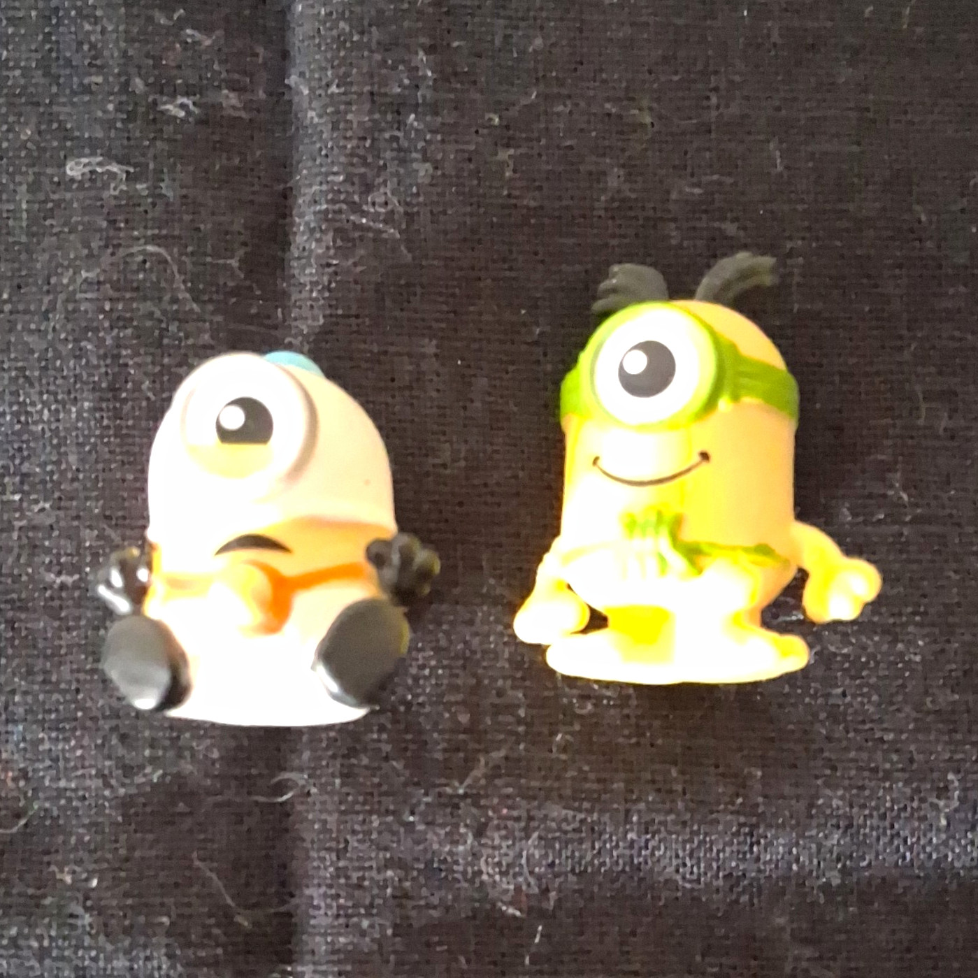 2pc Minion Despicable Me Mini Figurine Set Plastic Yellow White Green Black 2pc Minion Despicable Me Mini Figurine Set Plastic Yellow White Green Black