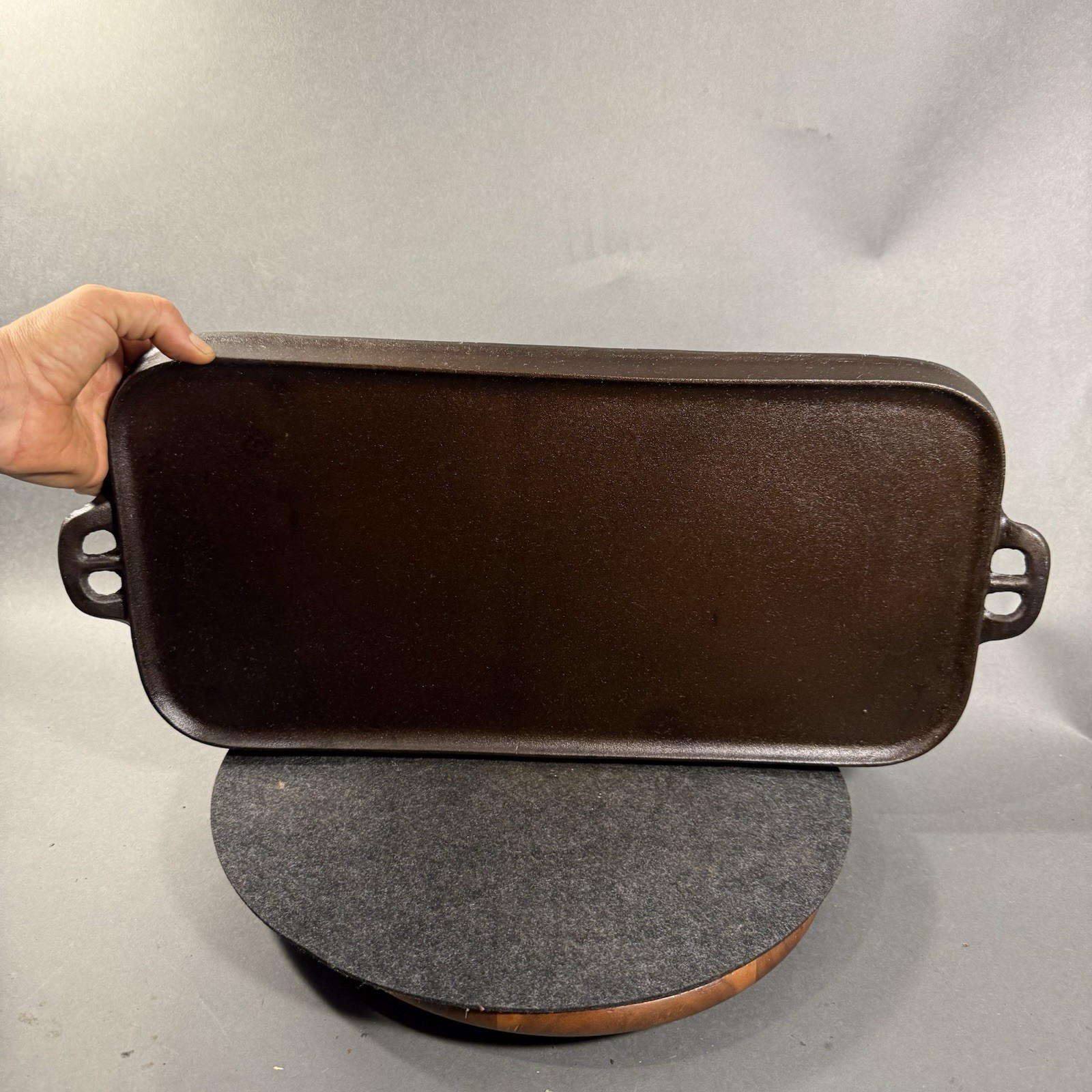 Vtg Antique Lodge #9 Cast Iron Griddle 20 by 10 Inch Flat Cooking Surface. Vtg Antique Lodge #9 Cast Iron Griddle 20 by 10 Inch Flat Cooking Surface.