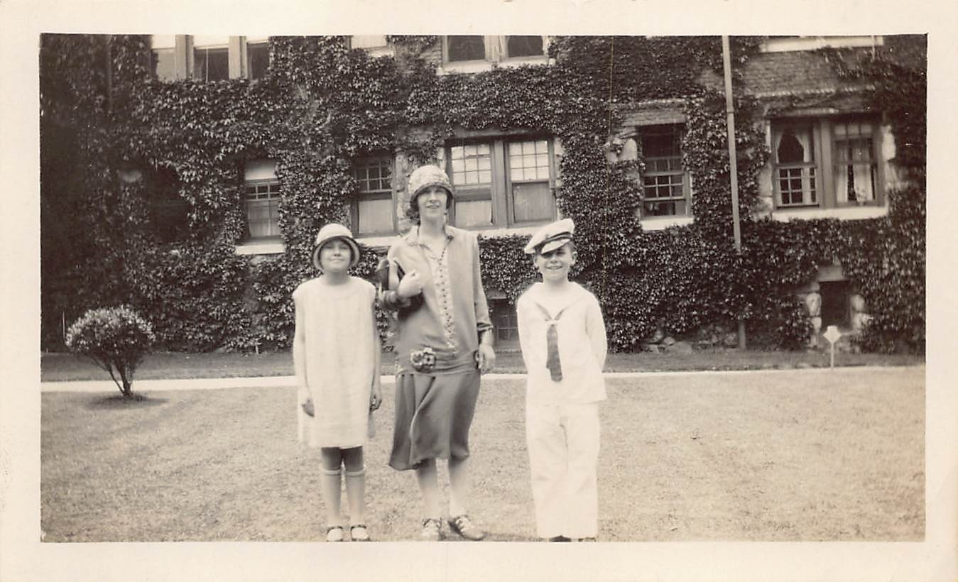 Antique 1925 Briarcliff Lodge Woman Kids 1920s Photo New York Ivy Wall Exterior
