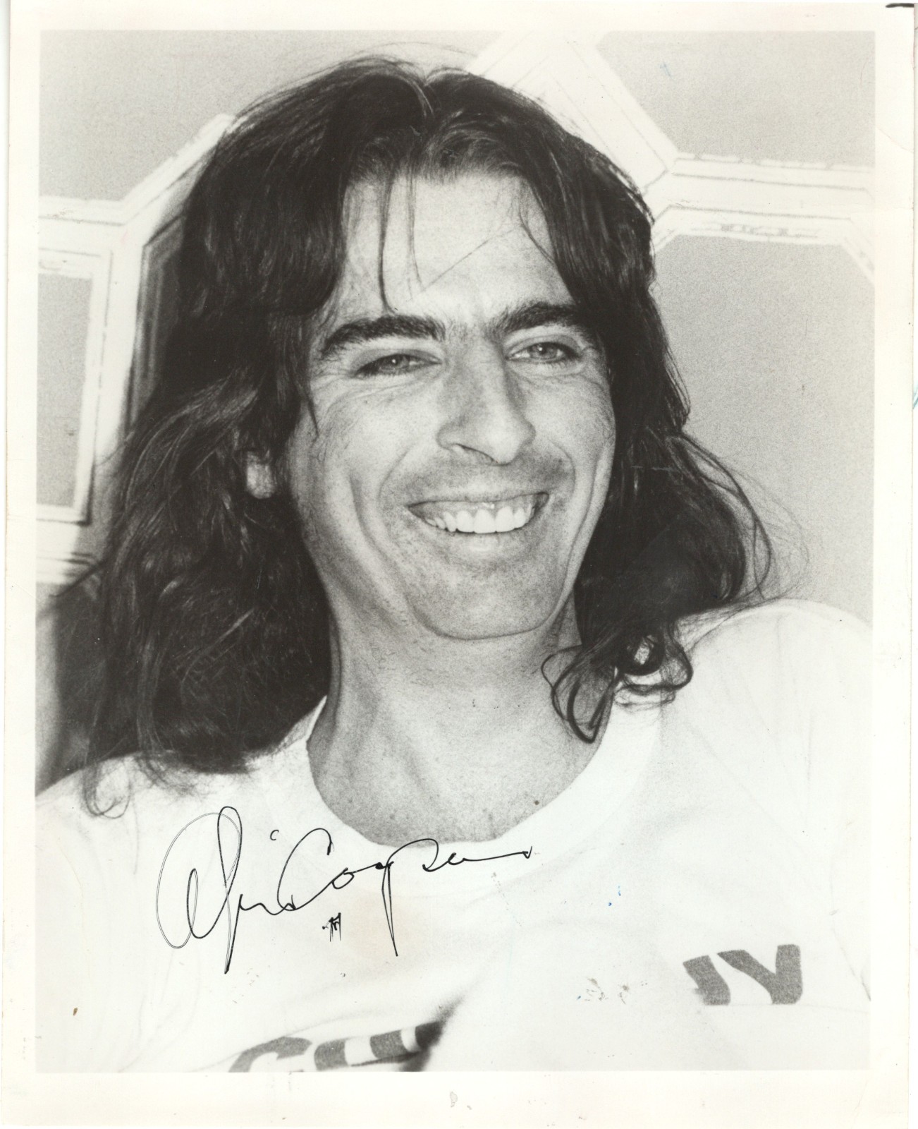 AMERICAN ECCENTRIC ROCK SINGER & SONGWRITER ALICE COOPER, SIGNED PHOTO. 70'S