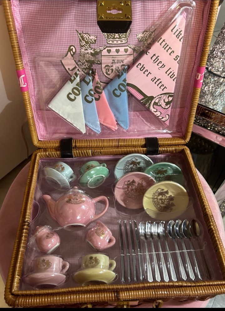 NWT VINTAGE JUICY COUTURE TEA PARTY SET FOR 4 NEW WITH TAGS VERY RARE NWT VINTAGE JUICY COUTURE TEA PARTY SET FOR 4 NEW WITH TAGS VERY RARE