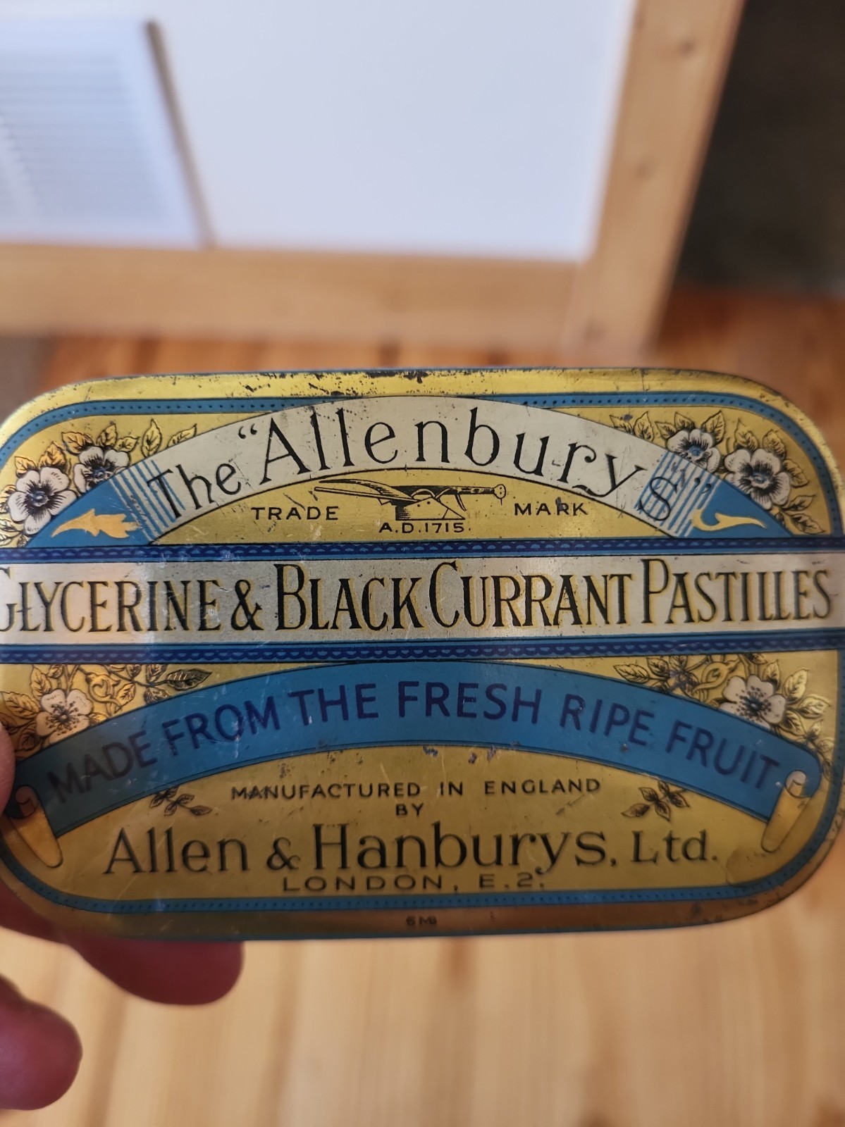 VINTAGE THE ALLENBURY'S THROAT GLYCERINE & BLACK CURRANT PASTILLES MEDICINE TIN VINTAGE THE ALLENBURY'S THROAT GLYCERINE & BLACK CURRANT PASTILLES MEDICINE TIN