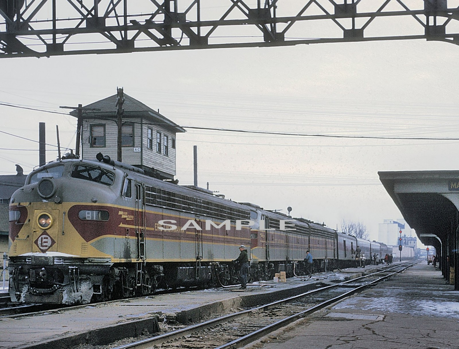 1969 ERIE LACKAWANA Stopped at Marion OH Railroad P8.5x11 Photo (234-T)