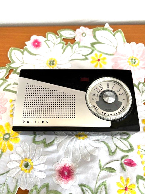 Vintage Old Philips Transistor Radio LIX75T/63R/Works Loud Vintage Old Philips Transistor Radio LIX75T/63R/Works Loud