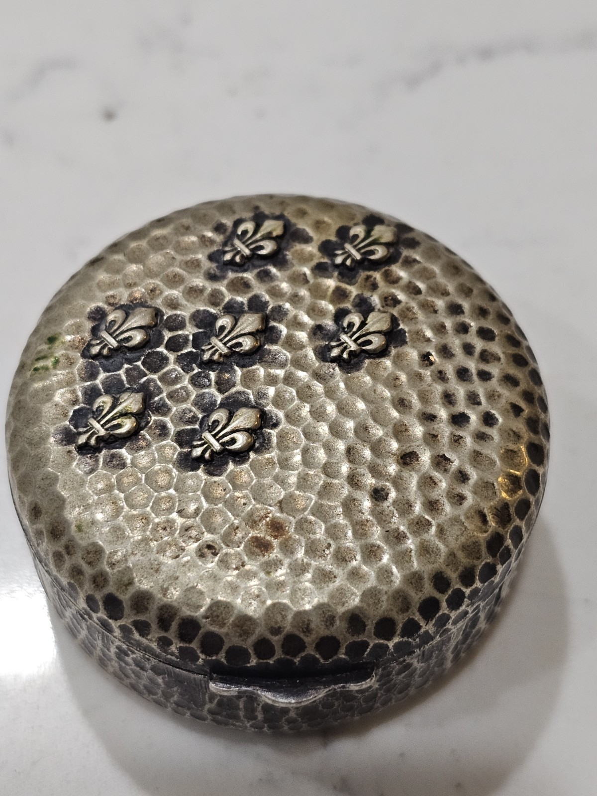 Antique Vintage Silver Tone Raised Fleur De Lis Pill Box Snuff Box Antique Vintage Silver Tone Raised Fleur De Lis Pill Box Snuff Box