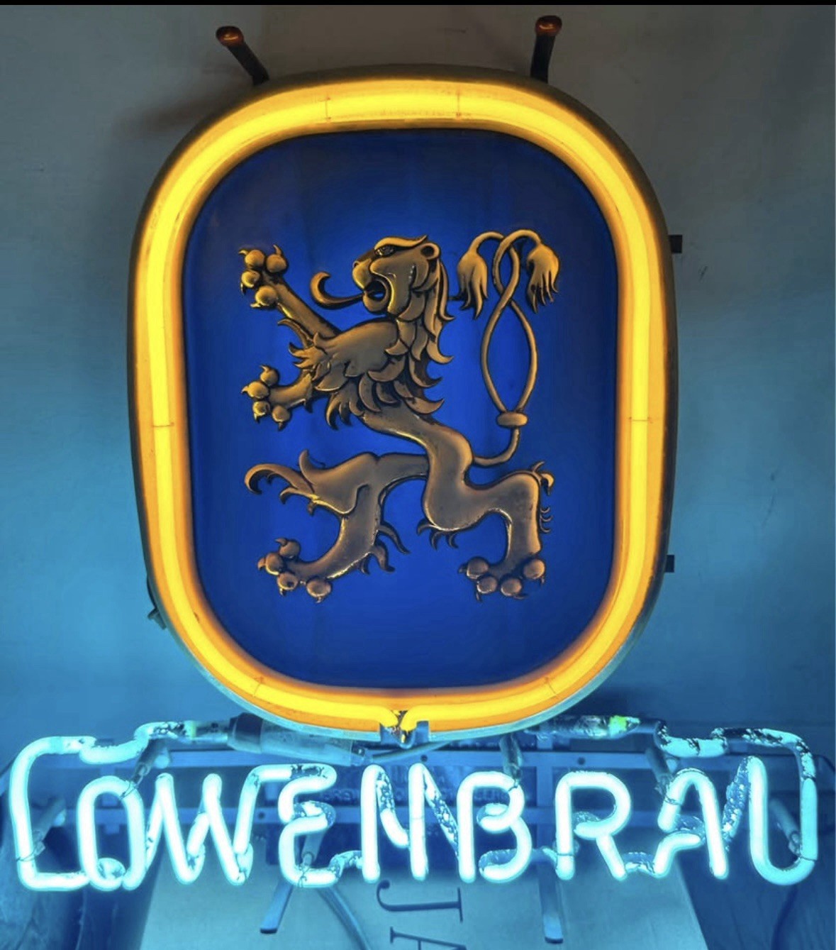 Vintage 1978 Lowenbrau Brewery Beer Lion Crest Neon Bar Light Sign - Works Well Vintage 1978 Lowenbrau Brewery Beer Lion Crest Neon Bar Light Sign - Works Well