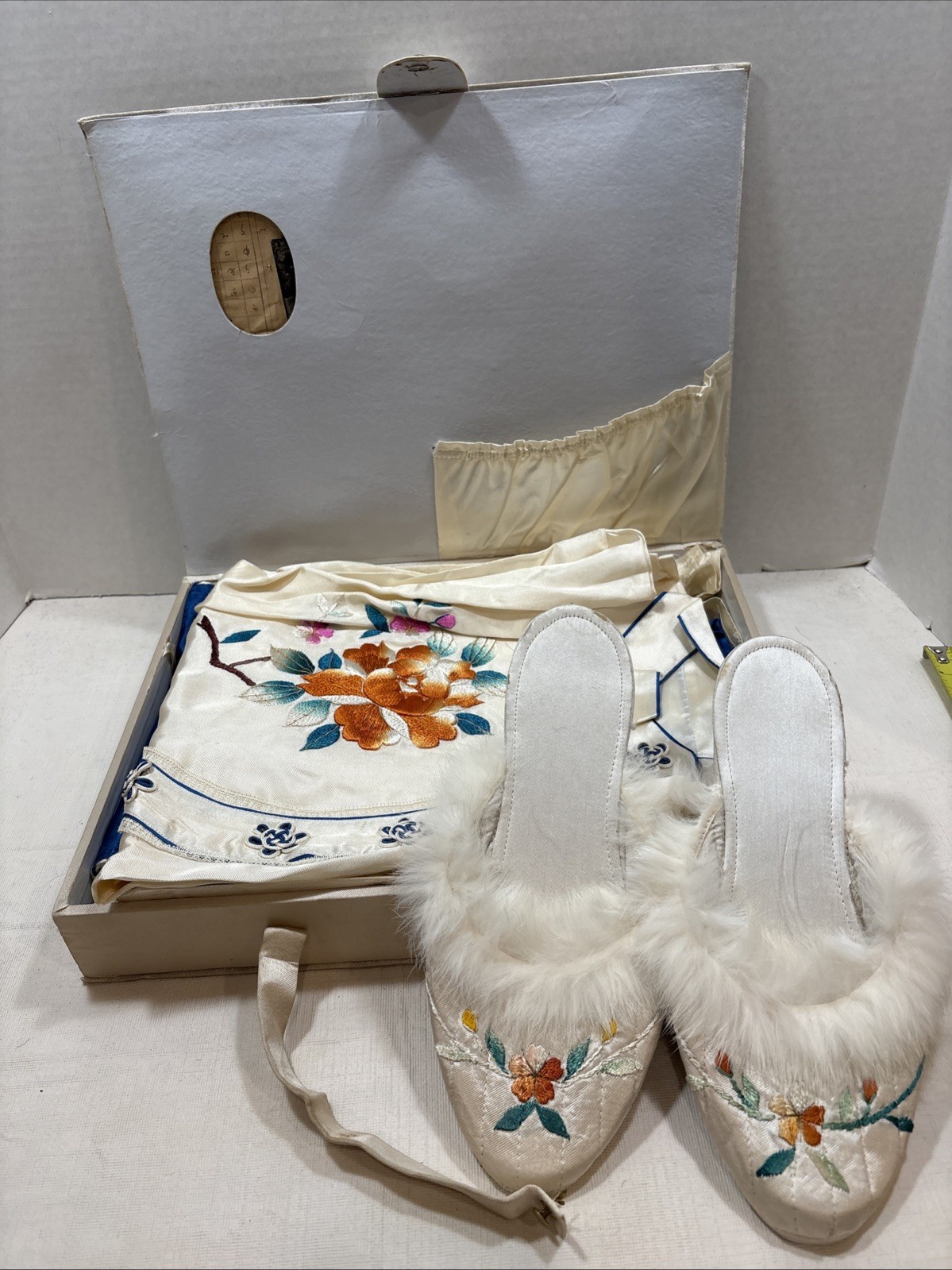 VINTAGE 1950s Japanese Embroidered Silk Pajama Set And Robe W/Original Box VINTAGE 1950s Japanese Embroidered Silk Pajama Set And Robe W/Original Box