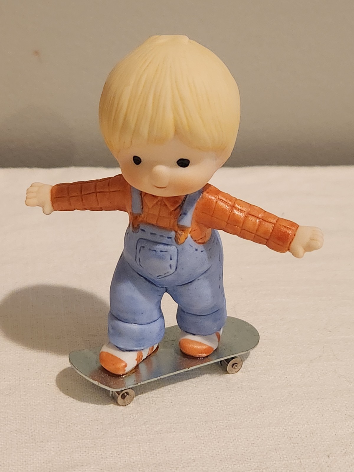 Enesco Country Cousins Scooter Riding Skateboard 1986 Enesco Country Cousins Scooter Riding Skateboard 1986