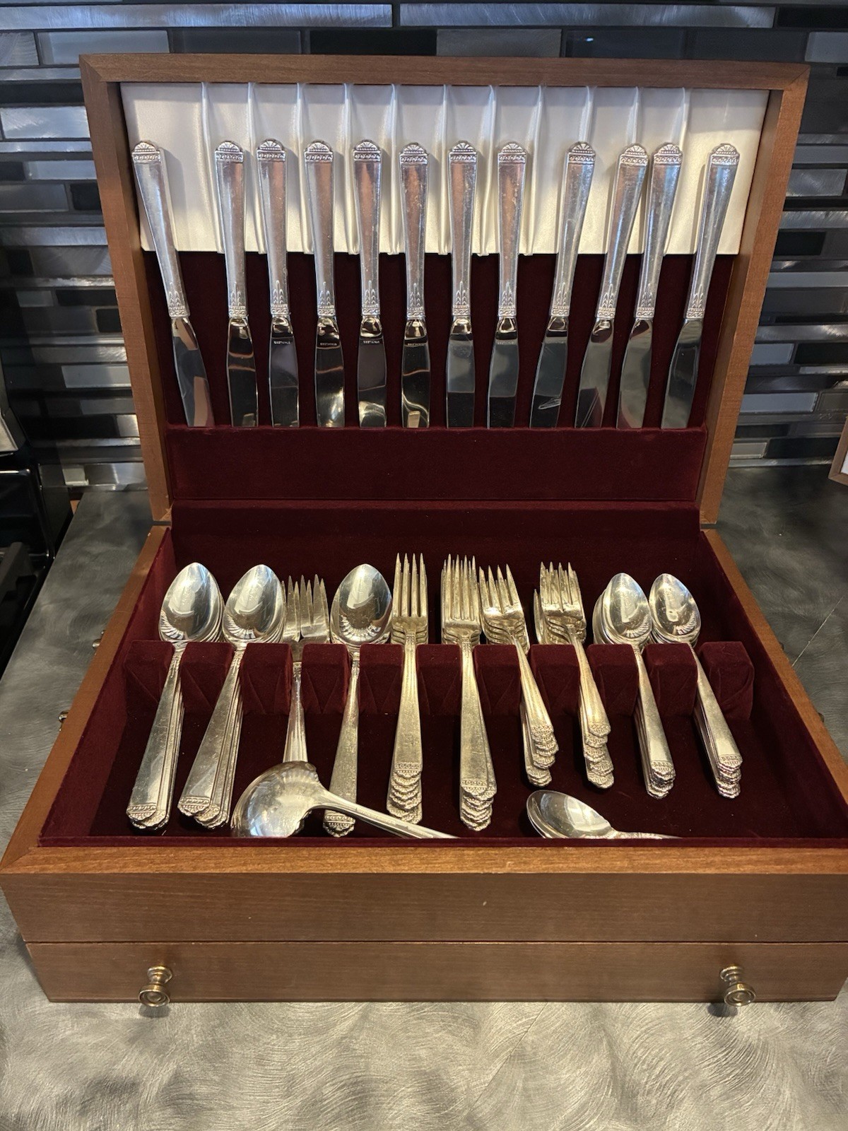 Vintage Oneida Stainless Flatware 98 Pieces And Box Vintage Oneida Stainless Flatware 98 Pieces And Box