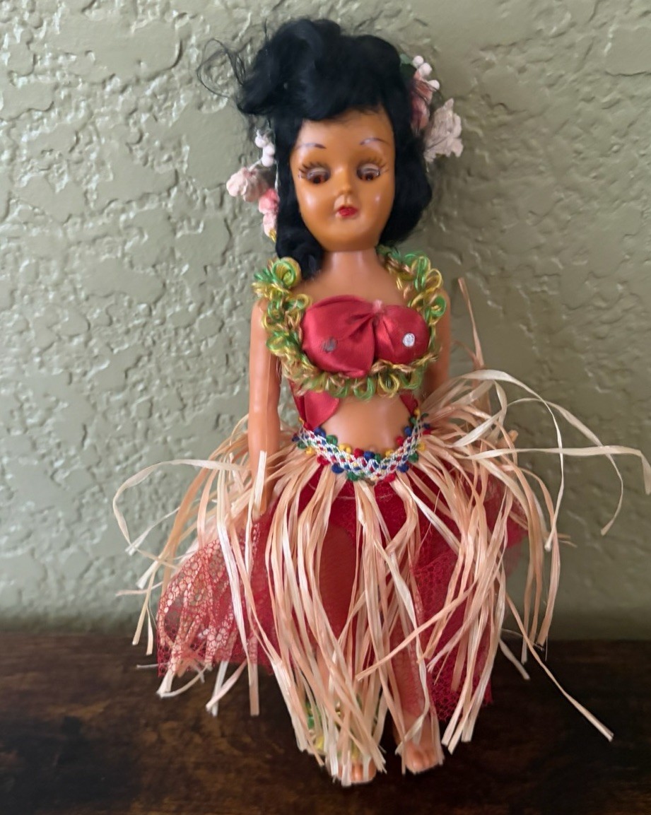 Vintage Hawaii Souvenir Hula Girl Doll with Sleepy Eyes & Grass Skirt Vintage Hawaii Souvenir Hula Girl Doll with Sleepy Eyes & Grass Skirt