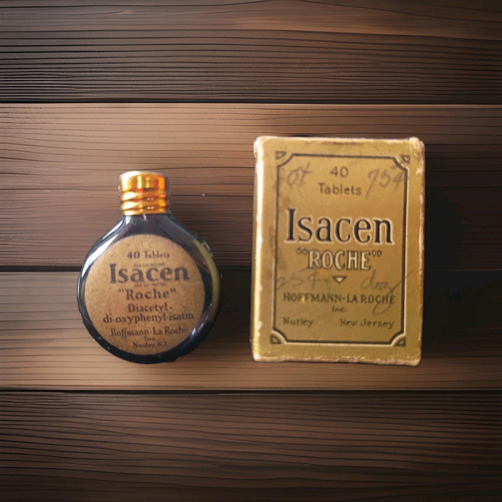 Vintage Hoffmann‑La Roche “Isacen” Pharmaceutical Set — Bottle + Box — 40... Vintage Hoffmann‑La Roche “Isacen” Pharmaceutical Set — Bottle + Box — 40...