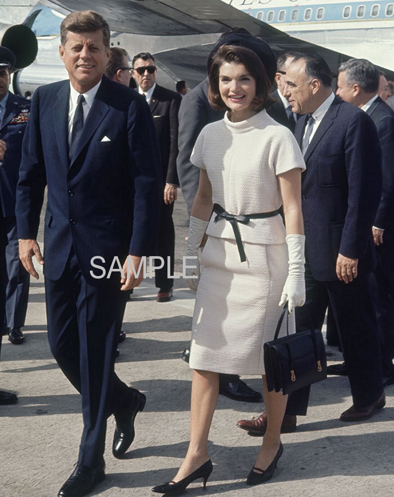 1963 PRESIDENT KENNEDY & JACKIE ARRIVE IN SAN ANTONIO, PHOTO  (162-b)
