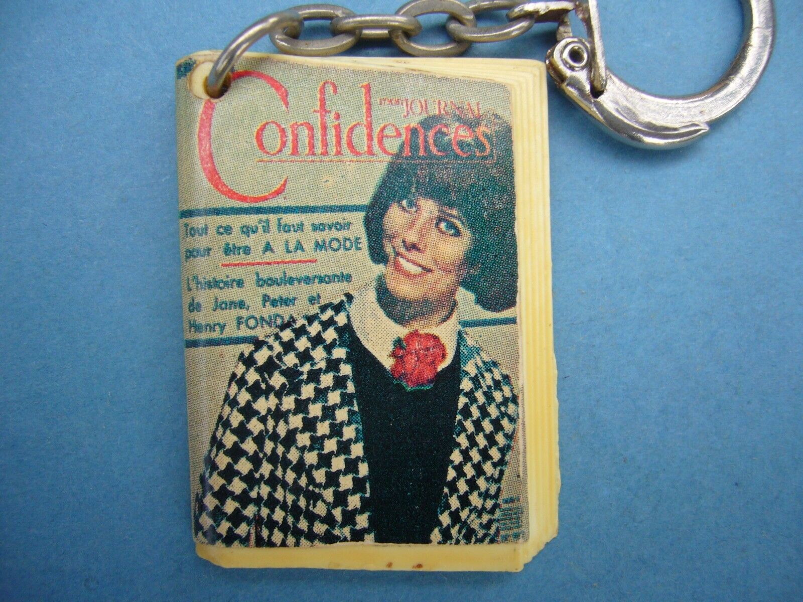Keychain - My Journal CONFIDENCES Magazine Hebdo. Vintage Fashion News