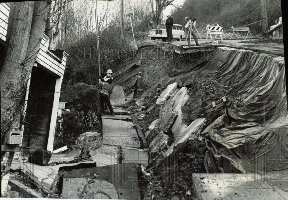 1973 Press Photo Seattle surveyors check erosion of Bonair Drive Southwest 1973 Press Photo Seattle surveyors check erosion of Bonair Drive Southwest