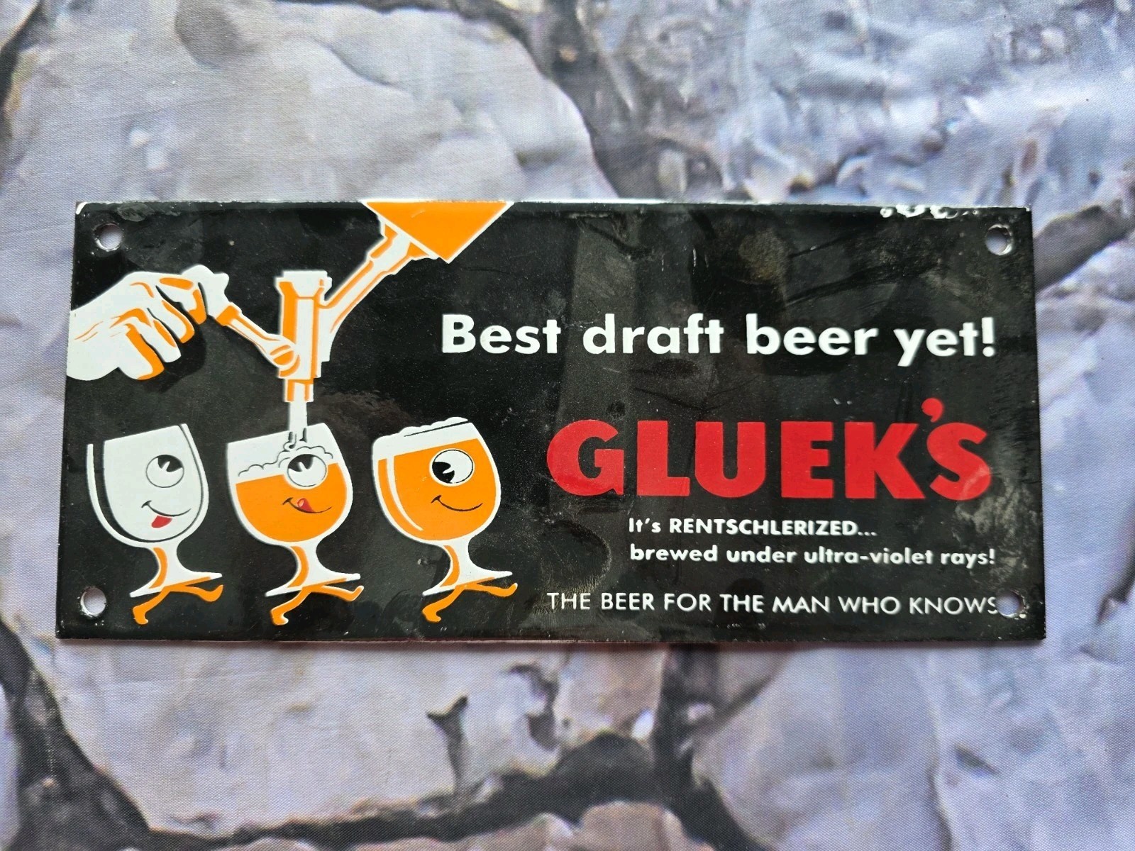 VINTAGE GLUEK'S BEST DRAFT BERET YET PORCELAIN SIGN. 10.5"×5.5"