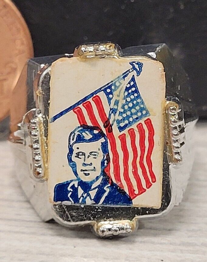 VINTAGE PRES. JOHN F. KENNEDY GUMBALL MACHINE PLASTIC TOY RING JEWELRY PRIZE