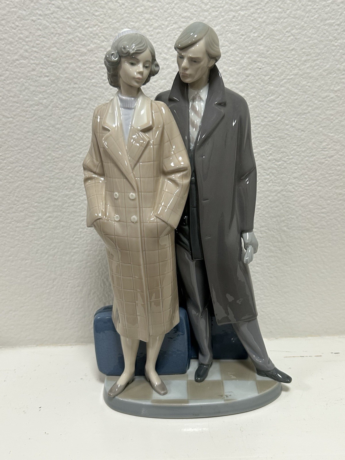 Lladro 5583 “Sad Parting” Porcelain Figurine – No Box Lladro 5583 “Sad Parting” Porcelain Figurine – No Box