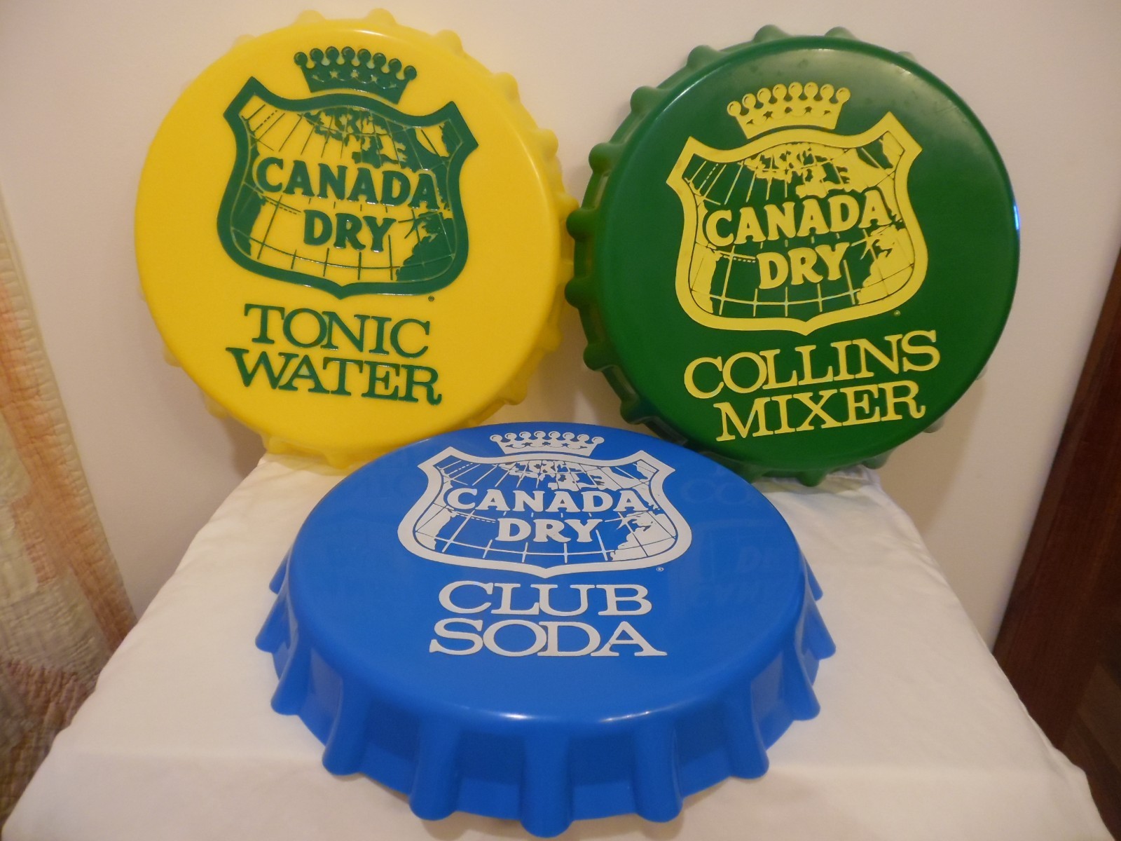 3 Vintage Canada Dry Large Plastic Bottle Caps Advertising Trays Signs EXCELLENT 3 Vintage Canada Dry Large Plastic Bottle Caps Advertising Trays Signs EXCELLENT