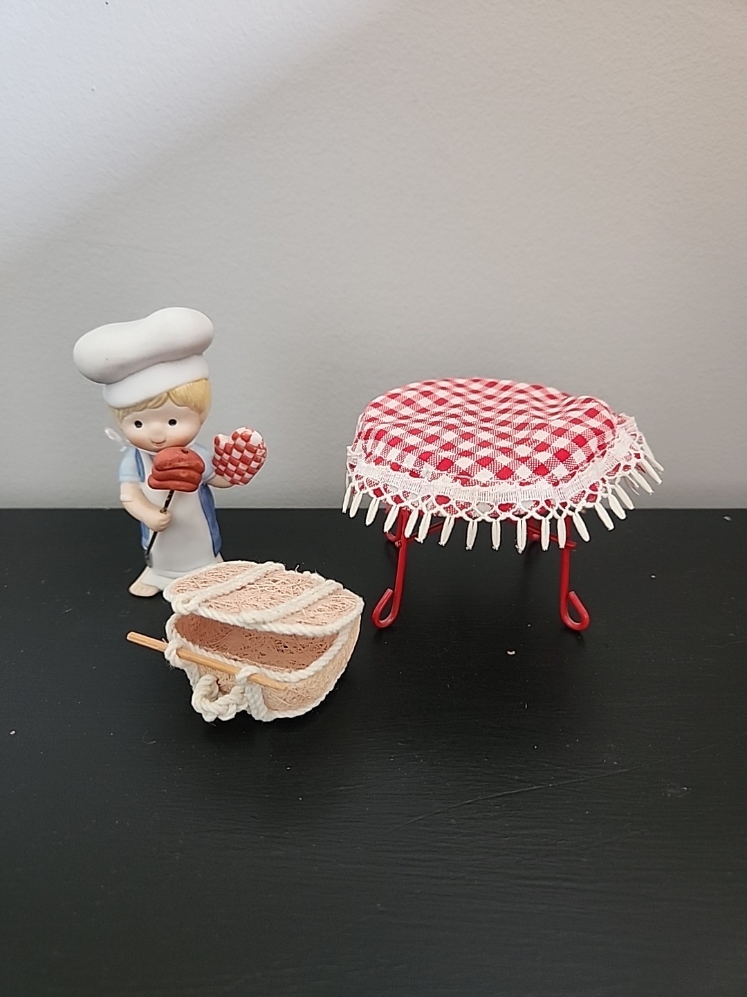 Enesco Country Cousins Hotdog Grilling Picnic Basket W Table Enesco Country Cousins Hotdog Grilling Picnic Basket W Table