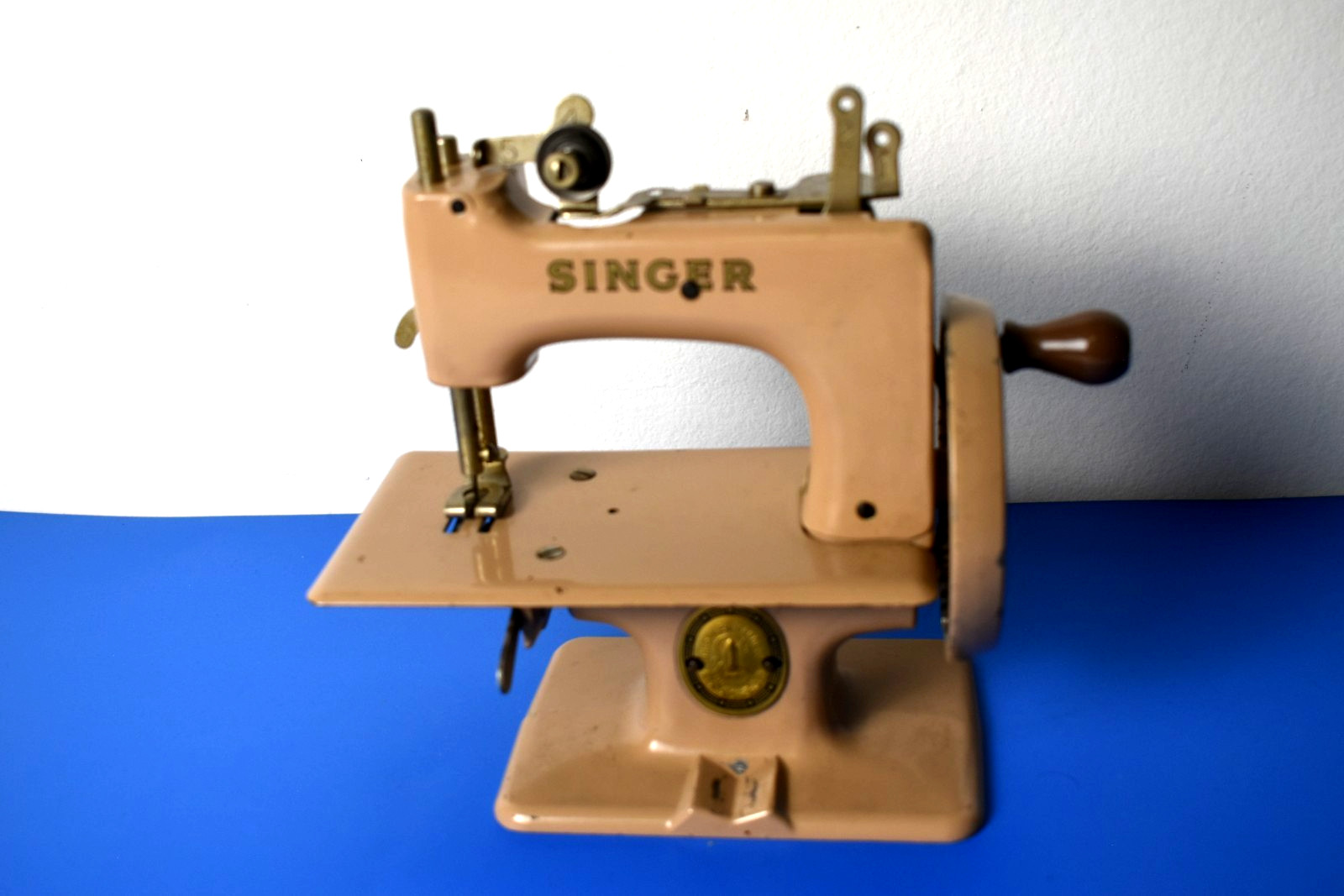 Vintage Singer Child's Sewing Machine Model 20 Beige Vintage Singer Child's Sewing Machine Model 20 Beige
